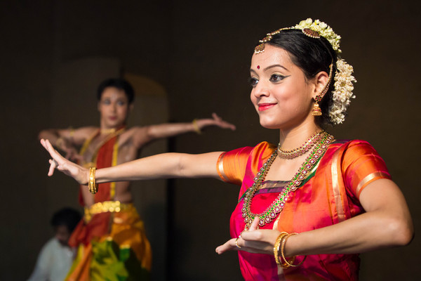File:Mamallapuram, Indian Dance Festival, Bharatanatyam dancer  (9902735325).jpg - Wikimedia Commons